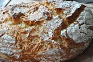 Brød og boller med havregryn og majsmel 