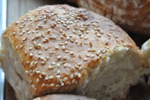 Brød og boller med havregryn og majsmel 