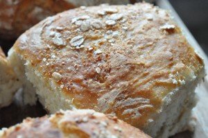 Brød og boller med havregryn og majsmel 