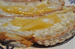 Brød og boller med havregryn og majsmel 