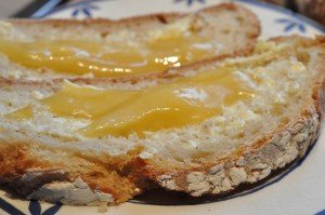 Brød og boller med havregryn og majsmel 