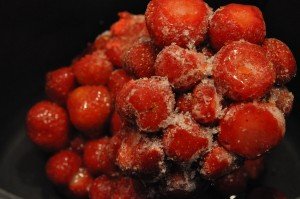 Jordbærcrumble - nem kage med frosne bær
