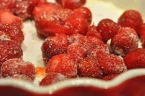 Jordbærcrumble - nem kage med frosne bær