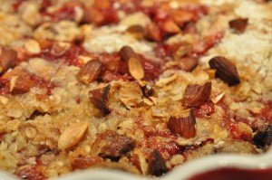Jordbærcrumble - nem kage med frosne bær