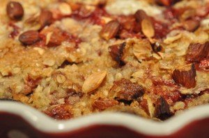 Jordbærcrumble - nem kage med frosne bær