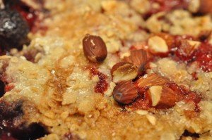 Jordbærcrumble - nem kage med frosne bær