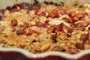 Jordbærcrumble - nem kage med frosne bær