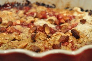 Jordbærcrumble - nem kage med frosne bær