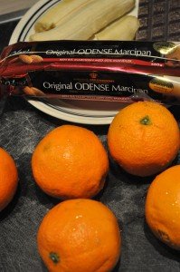 Appelsinkage med chokolade i bradepande