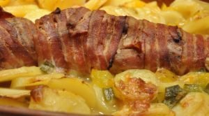 Mørbrad i baconsvøb og flødekartofler