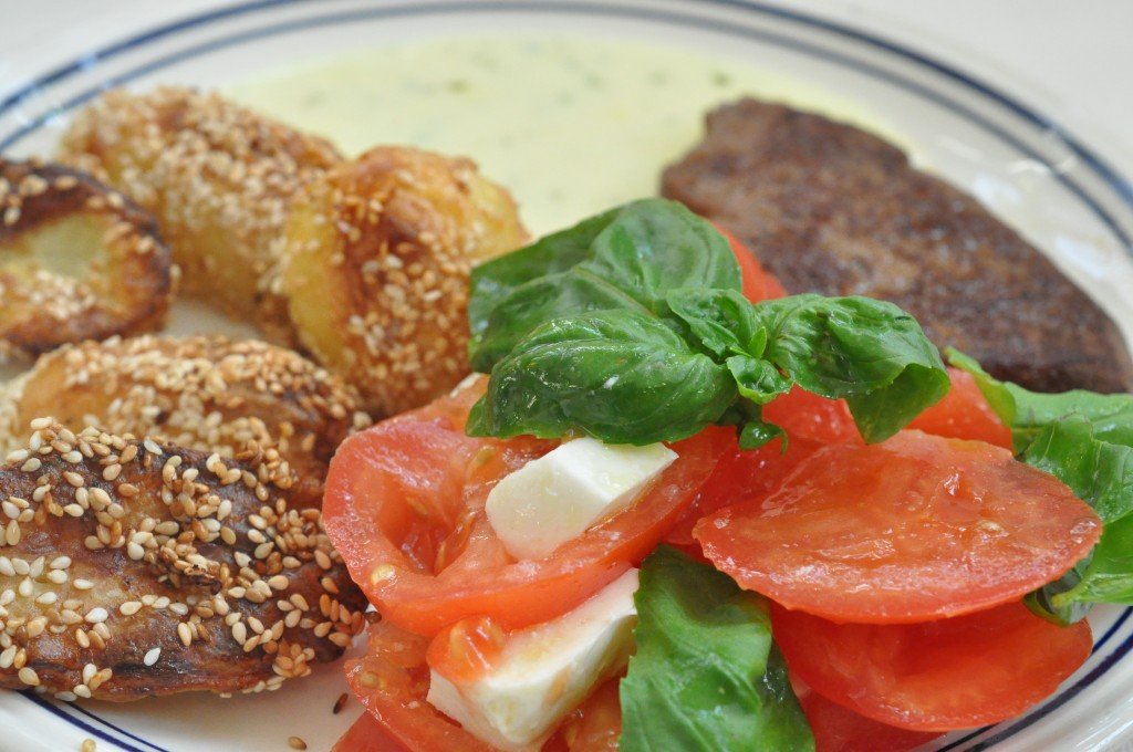 Steaks med sesamkartofler og tomatsalat