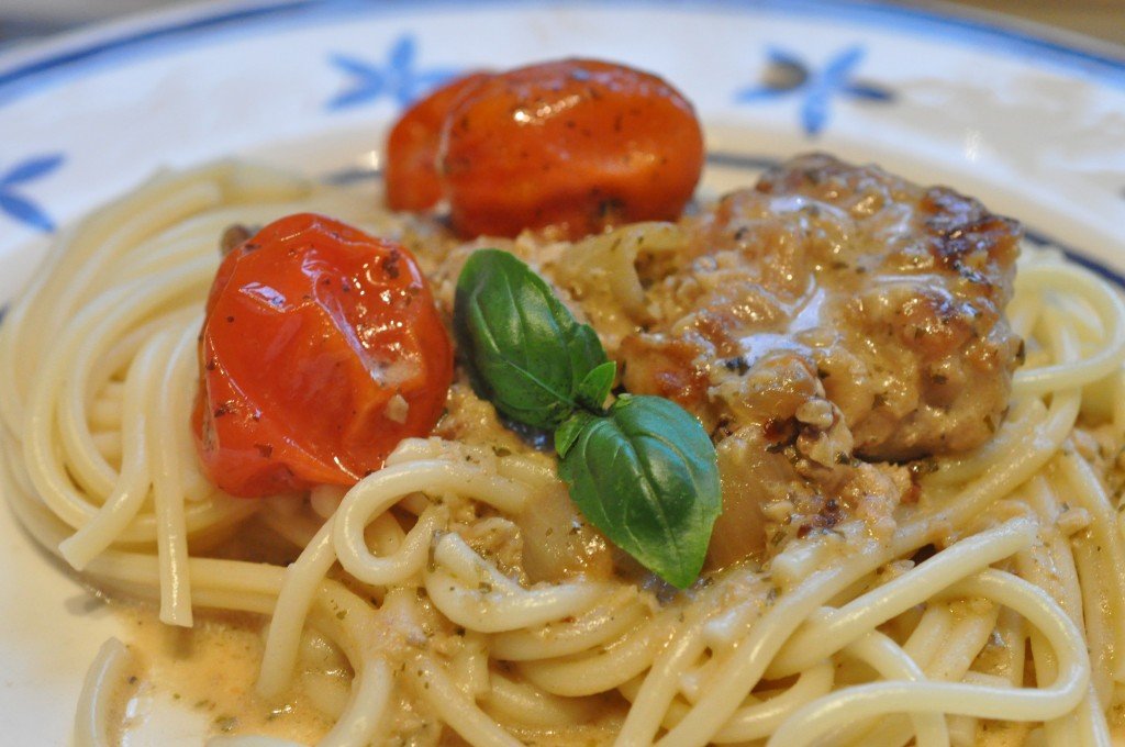 Mørbrad med pasta i tomat flødesovs - opskrift