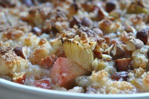 Glutenfri rabarbercrumble - rabarbertærte med mandelmel