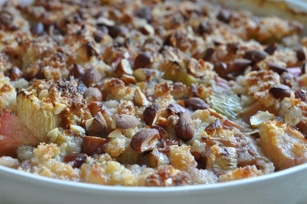Rabarbertærte nem crumble med mandelmel