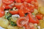 Kartoffelsalat med fetaost, tomat og forårsløg