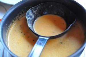 Svinekoteletter, bretagnesovs og risotto