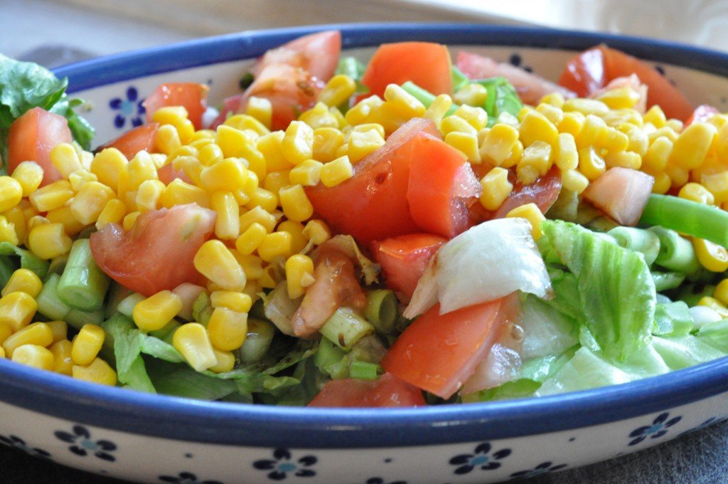 Sommersalat med vinaigrette til grillkylling