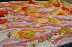 Pizza med serranoskinke og pesto - deep pan
