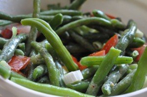 Bønnesalat med tomat og rødløg