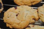 Blondie cookies med tranebær, hasselnødder og hvid chokolade