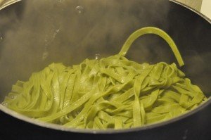 Frisk pasta med bacon, fløde og æg - opskrift 