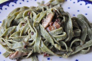 Frisk pasta med bacon, fløde og æg - opskrift 
