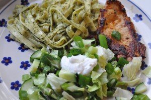 Koteletter, grøn salat og pesto pasta - opskrift