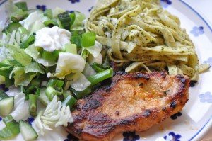Koteletter, grøn salat og pesto pasta - opskrift