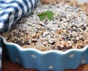 Æble pære crumble med hasselnødder - nem opskrift