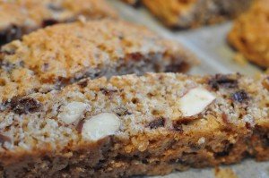 Italienske småkager med mandler, chokolade og kirsebær