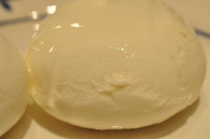 Pitabrøds pizza med skinke og mozzarella ost