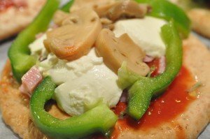 Pitabrøds pizza med skinke og mozzarella ost