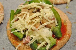 Pitabrøds pizza med skinke og mozzarella ost