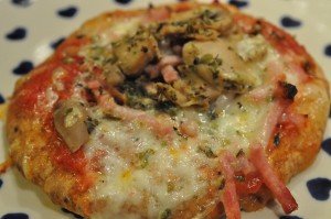 Pitabrøds pizza med skinke og mozzarella ost