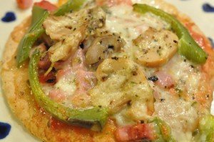 Pitabrøds pizza med skinke og mozzarella ost