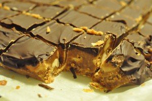 Fudge med kondenseret mælk & salte peanuts