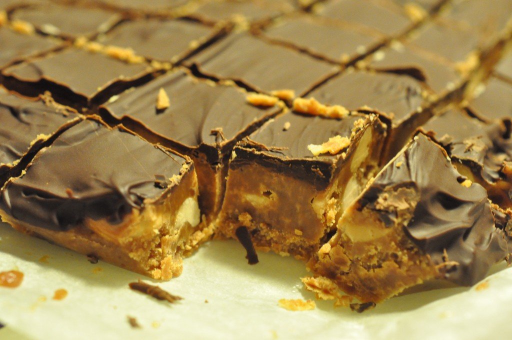 Fudge med kondenseret mælk & salte peanuts