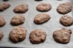 Julecookies med mandler & chokolade - opskrift