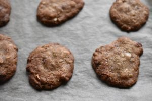 Julecookies med mandler & chokolade - opskrift