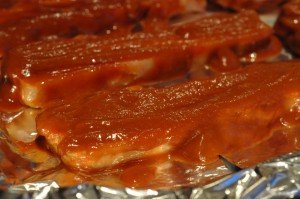 Svinebryst - barbecue marineret stegt flæsk