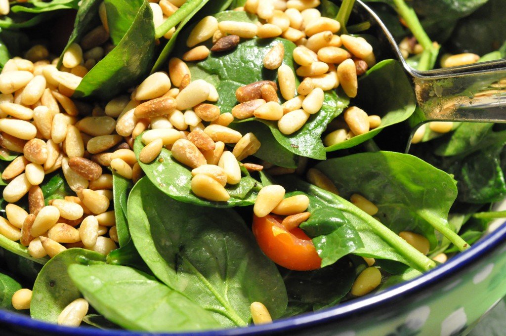 Spinatsalat med pinjekerner nem spinat salat