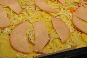 Kartoffelpizza med bacon og skinke - opskrift 