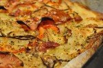 Kartoffelpizza med bacon, skinke og rugmel