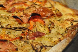 Kartoffelpizza med bacon og skinke - opskrift 