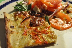 Kartoffelpizza med bacon og skinke - opskrift 