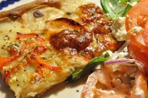 Kartoffelpizza med bacon og skinke - opskrift 