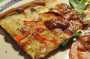 Kartoffelpizza med bacon og skinke - opskrift 