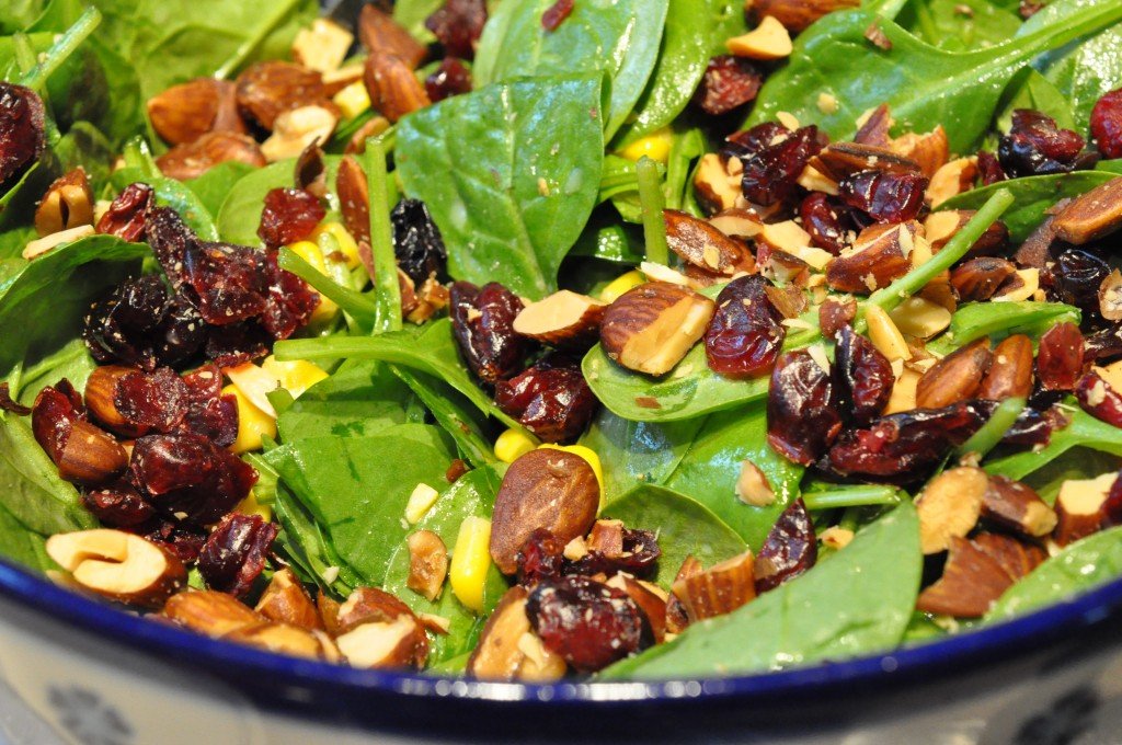 Spinatsalat med tranebær og mandler