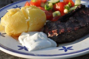 Bagte kartofler på grill med hvidløgssmør