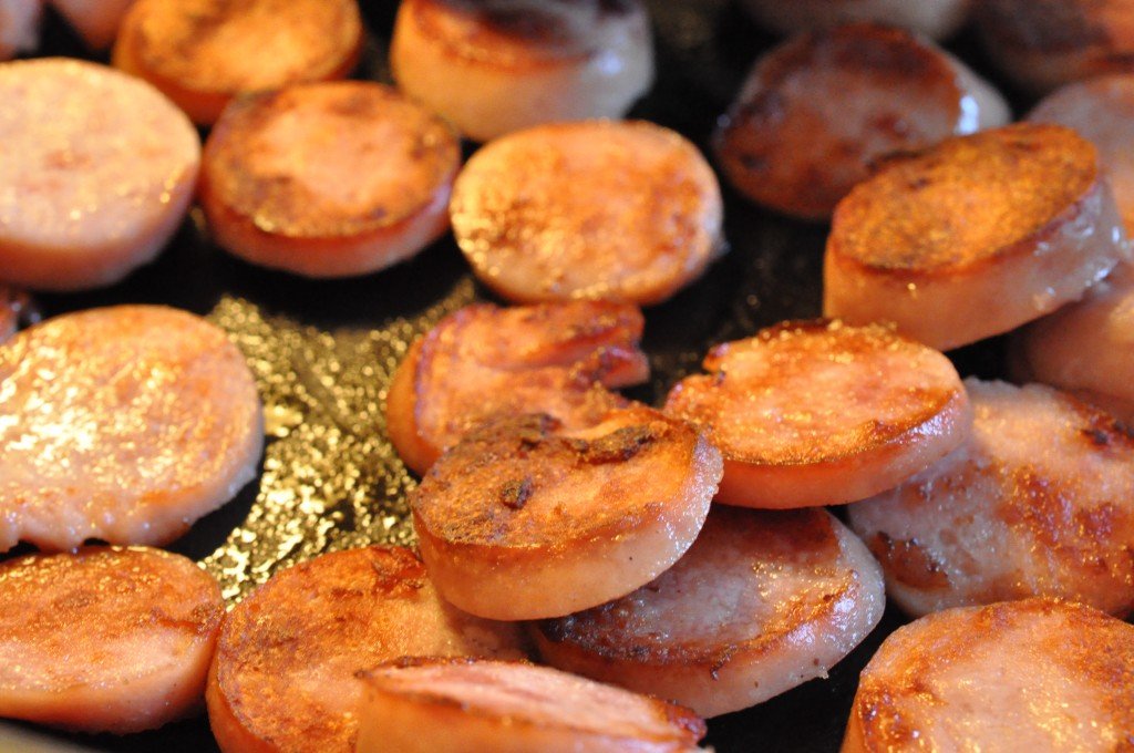 Røget medister på pande med tomatbrød og gratineret makaroni